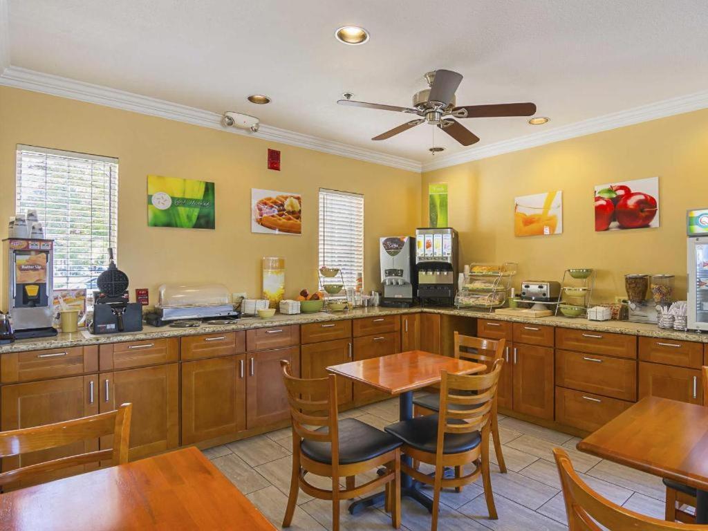 Quality Inn Fresno Yosemite Airport Экстерьер фото