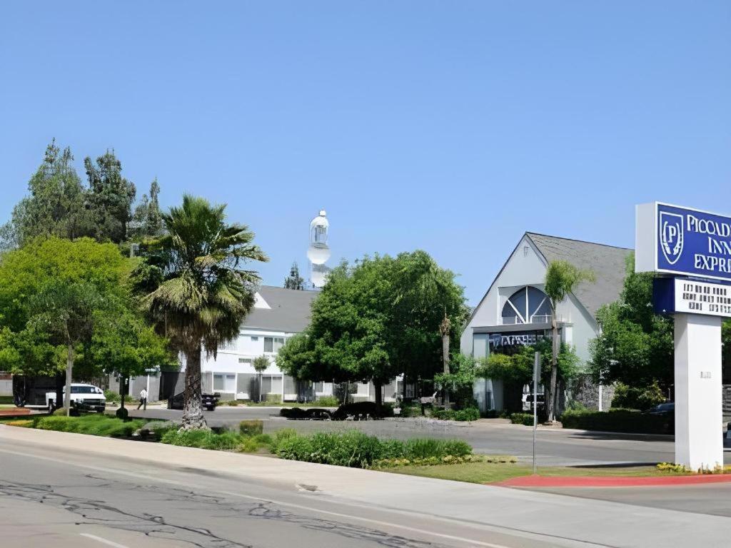 Quality Inn Fresno Yosemite Airport Экстерьер фото
